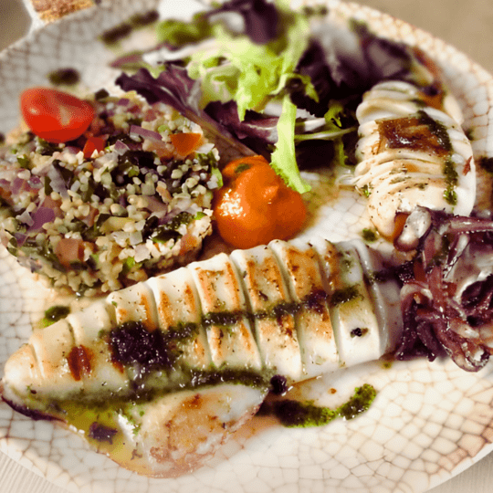 Calamares a la plancha con tabbouleh y salsa romesco 